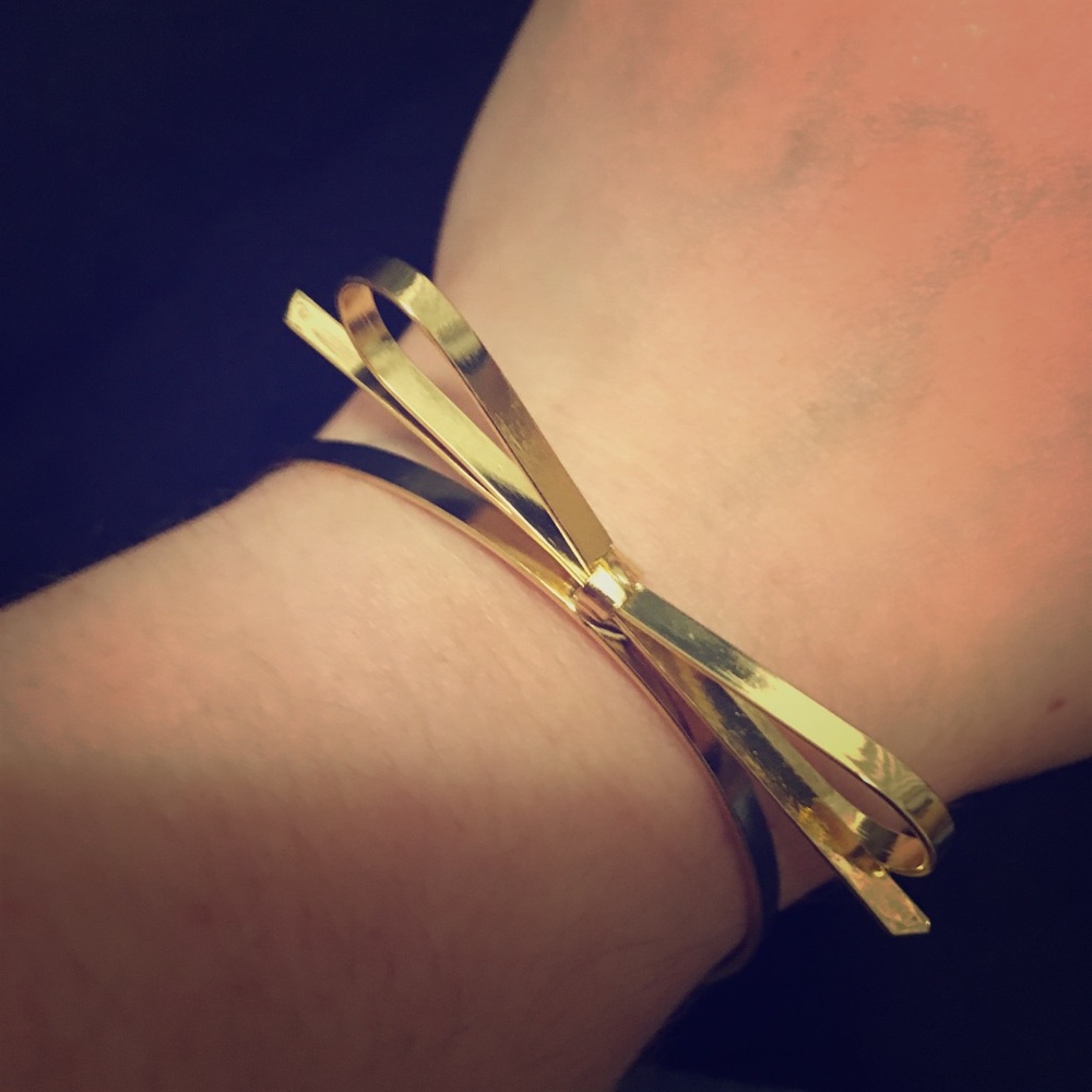 Gold bow bracelet
